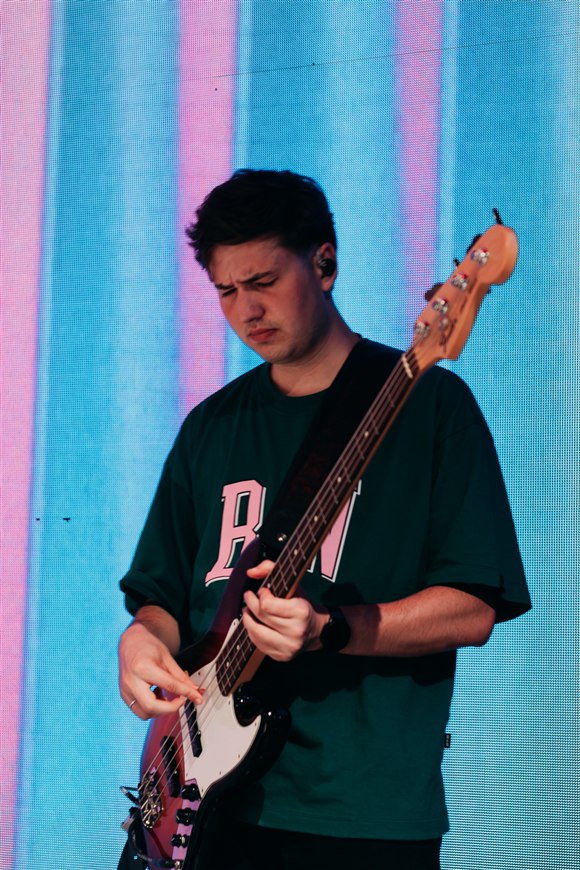 Leonardo Fossatto tocando baixo
